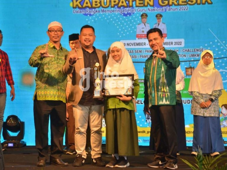 Bupati Gresik Fandi Akhmad Yani didampingi Kepala Dinas Pendidikan Kab. Gresik S. Hariyanto menyerahkan trophy dan piagam kepada pemenang Lomba Menulis Surat Cinta untuk Bupati dan Wakil Bupati Gresik. (Foto: Istimewa/Infogresik)