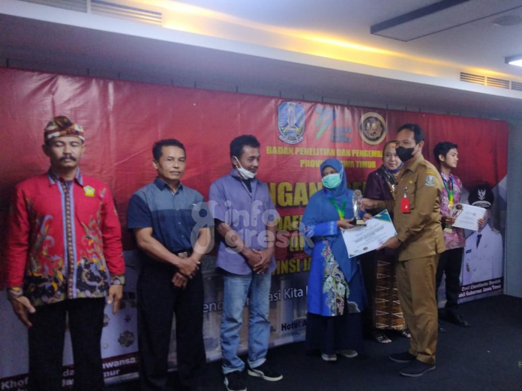 Inovator karamba apung kerang hijau sekaligus Dosen UMG Farikhah saat menerima penghargaan dari Asisten Administrasi Umum Sekretaris Daerah Jatim Akhmad Jazuli. (Foto: Istimewa/Infogresik)