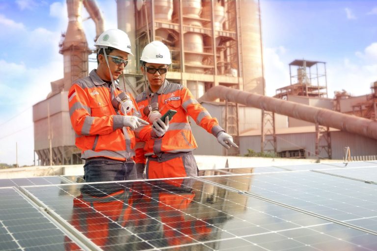 Pemanfaatan solar panel untuk operasional di Pabrik Rembang. (Foto: Istimewa)