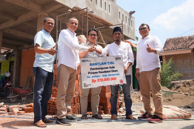 Tingkatkan Fasilitas, SIG Bantu Lembaga Pendidikan di Lima Provinsi Senilai Rp2,24 Miliar CSR Program BUMN Senior Officer SIG, Abdul Manan (kedua kiri) menyerahkan bantuan pembangunan aula Pondok Pesantren Raudlatul Ulum, Kabupaten Situbondo, kepada ketua panitia pembangunan Pondok Pesantren Raudlatul Ulum, Suryadi (kedua kanan). (Fot: dok.SIG)