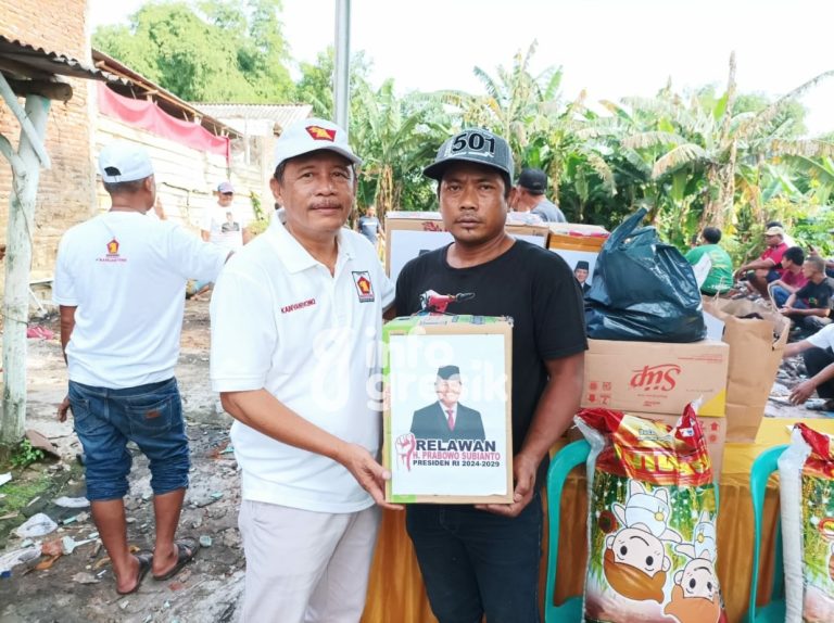 Sehari, Legislator dan Kader Gerindra Gresik Bantu Korban Kebakaran di 2 Kecamatan Anggota DPRD Gresik Fraksi Gerindra Kamjawiyono memberikan bantuan kepada Subandi, warga Desa Mojosarirejo, Kecamatan Driyorejo yang rumahnya kebakaran. (Foto: Istimewa/Infogresik)