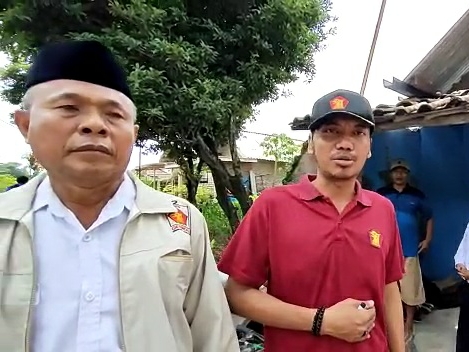 Anggota DPRD Gresik Zaifudin dan Ketua PAC Partai Gerindra Kecamatan Wringinanom Sujono usai memberikan bantuan uang dan bahan material kepada korban kebakaran rumah. (Foto: Istimewa/Infogresik)