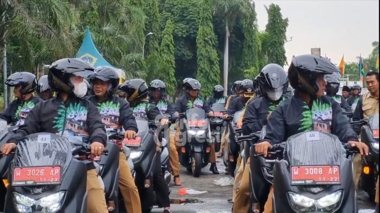 ‘Nganyari’ Sepeda Motor, Ratusan Kades di Gresik Diminta Tingkatkan Pelayanan Para Kepala Desa siap pulang usai mendapat kendaraan dinas baru dari Pemkab Gresik. (Foto: Khanif Rosidin/Infogresik)