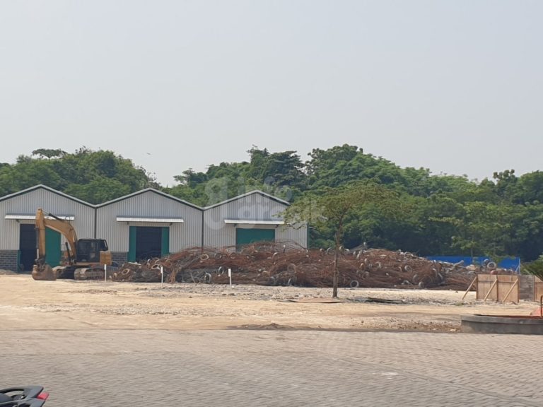 Limbah besi bekas proyek Smelter Freeport di Pusat Transformasi Bersama (PTB) PT KSO YATAMAM, Manyar. (Foto: Khanif Rosidin/Infogresik)