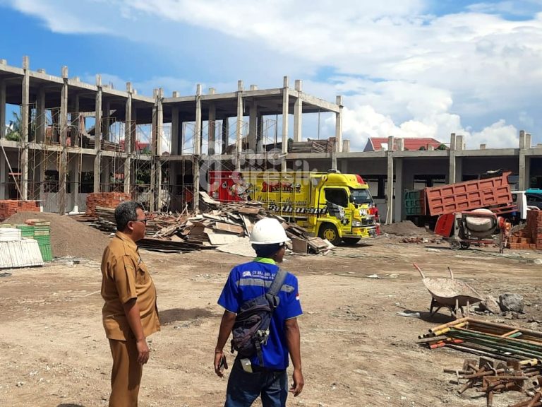 Sekretaris Dispendik Gresik Herawan Eka Kusuma saat memantau proses pembangunan SMPN 34 Gresik. (Foto: Istimewa/ Infogresik)