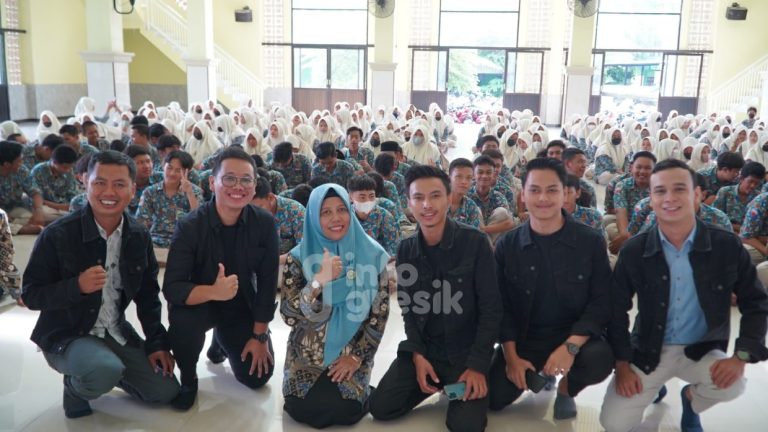 Tim Infogresik bersama Kepala SMA Sunan Giri Menganti dan ratusan siswa peserta pelatihan. (Foto: Infogresik)