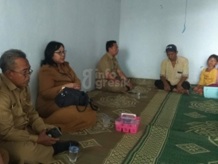 Nelayan Pangkahwetan Meninggal Saat Melaut, Kadis Perikanan Gresik Berikan Santunan Kepala Dinas Perikanan Kabupaten Gresik Moh. Nadlelah bersama jajarannya saat mendatangi rumah almarhum H. Ali di Desa Pangkahwetan. (Foto: Ist/Infogresik)