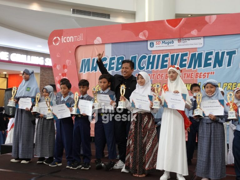 Kepala SD Mugeb Mohammad Nor Qomari bersama para peraih penghargaan Mugeb Achievment. (Foto: Khanif Rosidin/Infogresik)