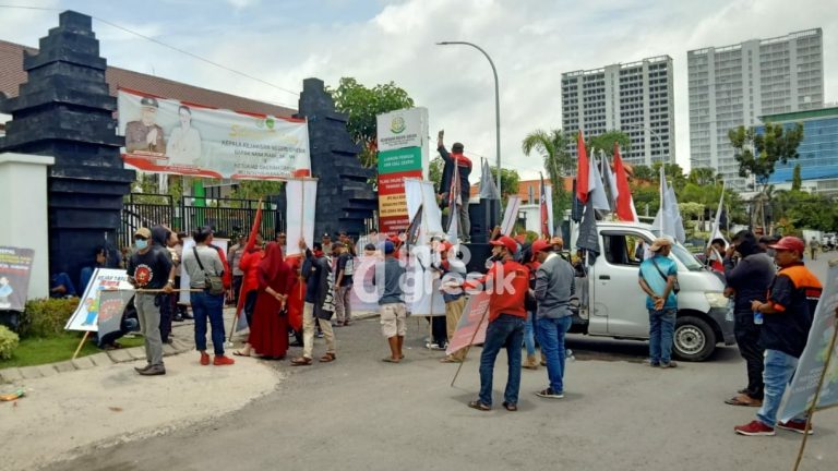 Suasana saat puluhan orang demo di Kejari Gresik menuntut penuntasan kasus hibah UMKM di Diskoperindag Gresik. (Foto: Ist/Infogresik)