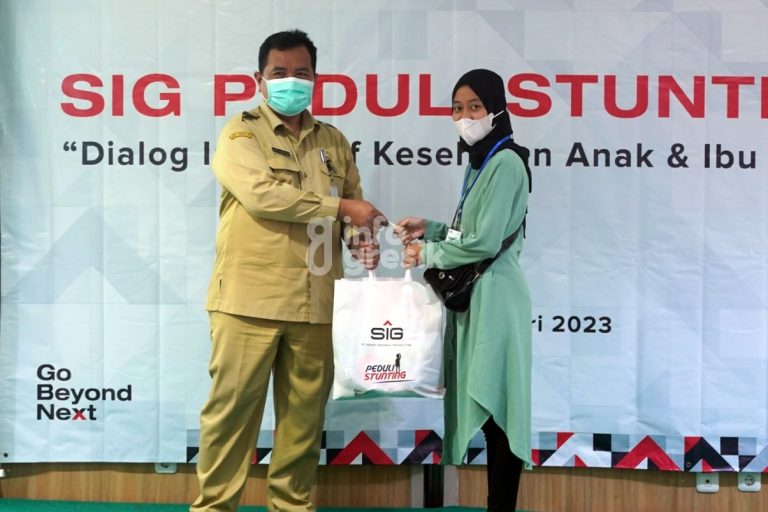 Mewakili SIG, Sekretaris Dinas Kabupaten Gresik, Tony Sutiyono Hartanto memberikan bantuan paket sembako dan nutrisi pada warga. (Foto: Ist/Infogresik)