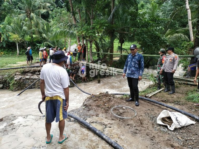 10 Desa di Bawean Diterjang Banjir dan Longsor, Banyak Jembatan Putus Warga di Desa Balikterus Kecamatan Sangkapura secara swadaya membuat jembatan darurat. (Foto: Ist/Infogresik)