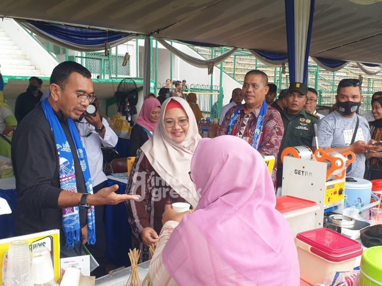Staf Khusus (Stafsus) III Menteri BUMN, Arya Sinulingga bersama Wakil Bupati Gresik Aminatun Habibah membeli produk UMKM. (Foto: Khanif Rosidin/Infogresik)