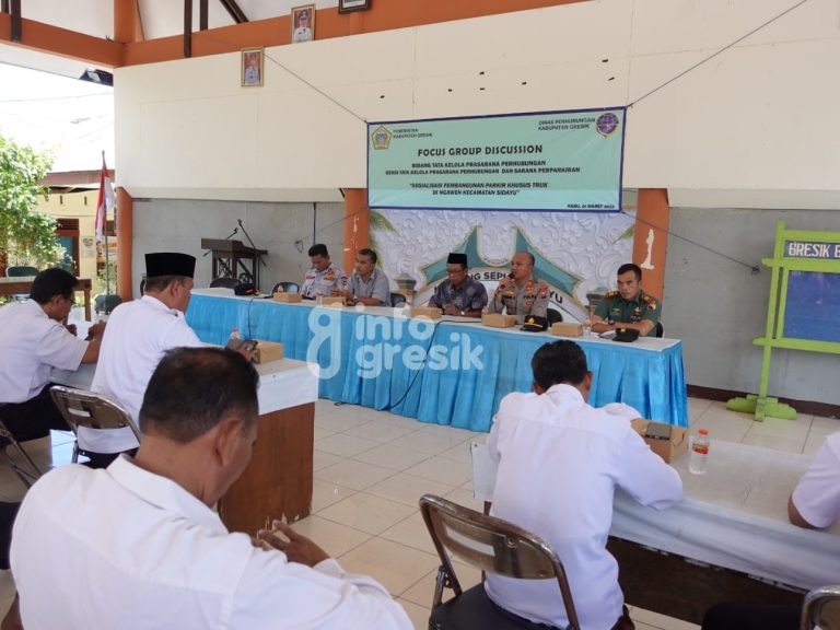 Suasana FGD Sosialisasi Pembangunan Parkir Khusus Truk di Pendopo Kecamatan Sidayu. (Foto: Khanif Rosidin/Infogresik)