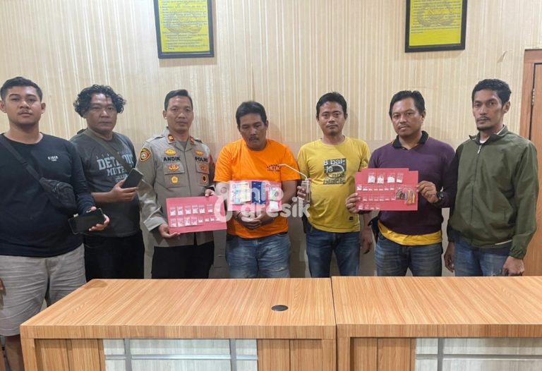Polisi Grebek Bandar Sabu di Menganti Amankan 37 Poket Sabu seberat 27,59 gram Kapolsek Cerme Iptu Andik Asworo bersama jajarannya menunjukan pelaku dan barang bukti sabu. (Foto: Ist/Infogresik)