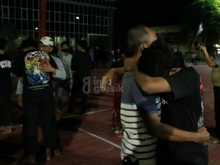 Lawan Petugas, 26 Pesilat di Gresik Terancam Tak Bisa Urus SKCK Sambil menangis, pesilat di Gresik meminta maaf ke orang tua. (Foto: ist/Infogresik)