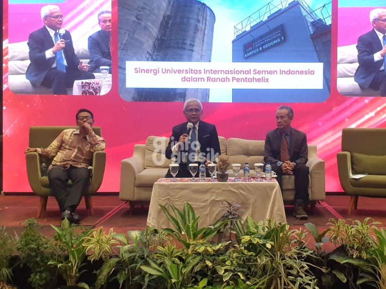 Rektor UISI, Prof Herman Sasongko saat kegiatan sidang senat terbuka Dies Natalis UISI. (Foto: Khanif Rosidin/Infogresik)