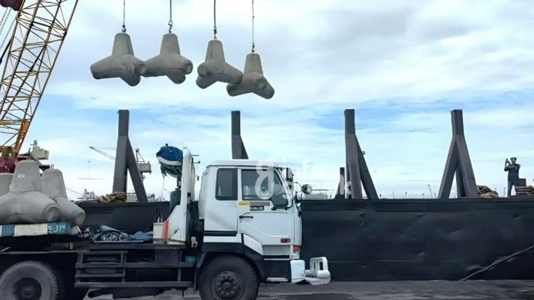 SIG Kirimkan 2.630 Unit Pemecah Gelombang untuk Pelestarian Kawasan Raja Ampat Proses pengiriman tetrapod produksi PT Varia Usaha Beton ke Raja Ampat melalui Pelabuhan Tanjung Perak, Surabaya, Jawa Timur. (Foto: Ist/Infogresik)
