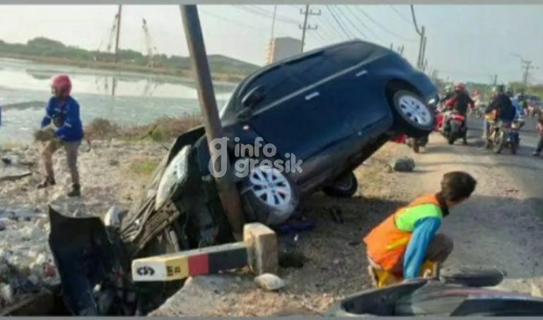 Tak Bisa Kuasai Setir, Mobil Tabrak 3 Motor di Manyar Kondisi mobil usai bertabrakan dengan tiga sepeda motor. (Foto: @ikakhurin/Infogresik)