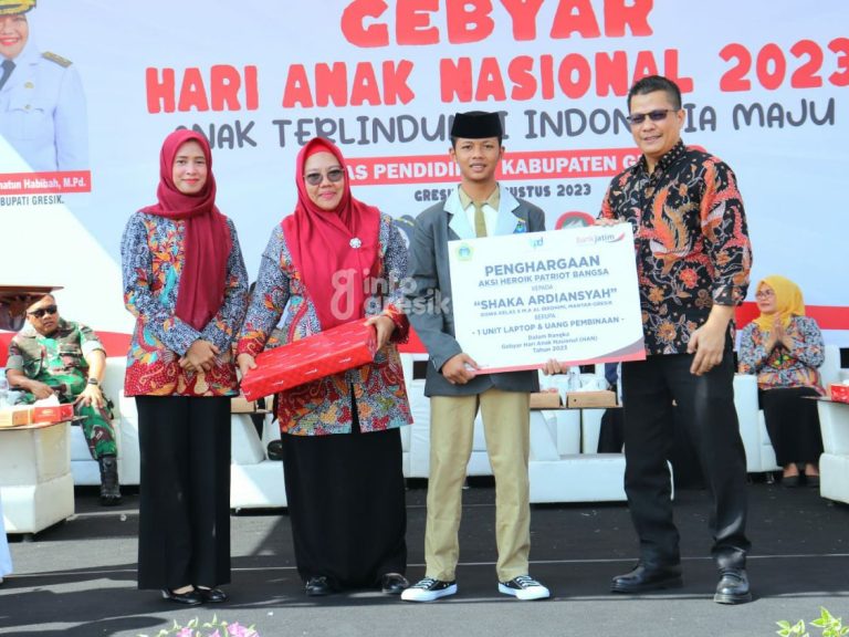 Siswa Pemanjat Tiang Bendera di Manyar Dapat Uang dan Laptop Penyerahan hadiah diserahkan langsung oleh Kepala Cabang Bank Jatim Gresik M. Indi bersama Wakil Bupati Gresik Aminatun Habibah dan Ketua Tim Penggerak (TP) PKK Kabupaten Gresik Nurul Haromaini kepada Sakha Ardiansyah saat Gebyar HAN tahun 2023 yang diadakan Dinas Pendidikan Gresik di lapangan GKB Convex. (Foto: Ist/Infogresik).