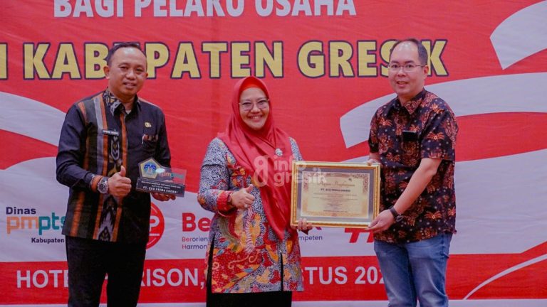 DPMPTSP Gresik Beri Penghargaan Untuk Investor, dari UMK hingga Perusahaan Wabup Gresik Aminatun Habibah didampingi Kepala Dinas PMPTSP Gresik Agung Endro Dwi Setyo Utomo menyerahkan penghargaan. (Foto: Ist/Infogresik)