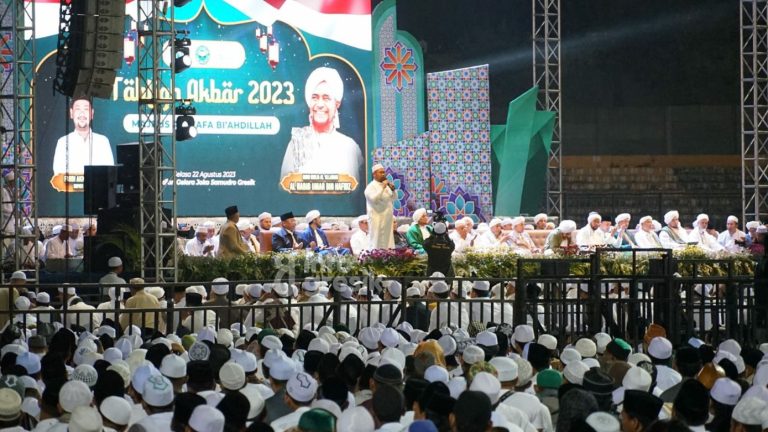Suasana keramaian tabligh akbar bersama Habib Umar di Stadion Gelora Joko Samudro. (Foto: Ist/Infogresik)