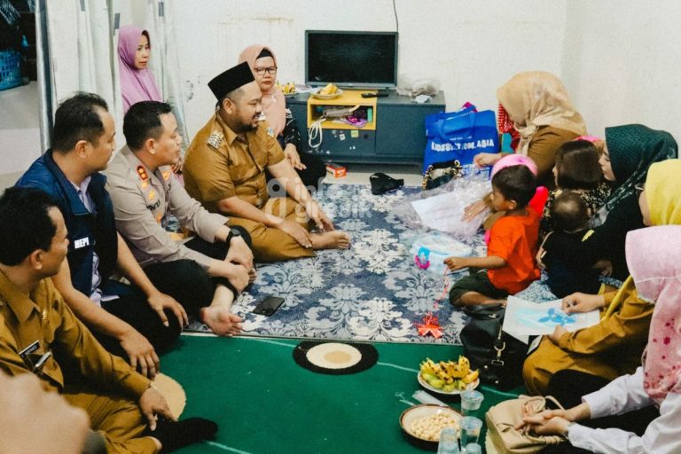 Bupati Gresik Fandi Akhmad Yani bersama Kapolres Gresik AKBP Adhitya Panji Anom dan Kepala Dinas saat mengunjungi rumah SAH. (Foto: Ist/Infogresik)