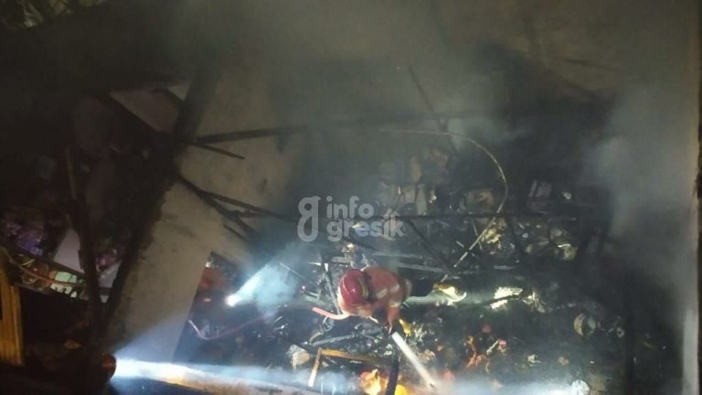 Bulan September, Ada 60 Kejadian Kebakaran di Gresik dalam 15 Hari Petugas Damkarla Gresik saat memadamkan api di rumah warga Desa Sembayat Kecamatan Manyar pada Senin (11/9) lalu. (Foto: Ist/Infogresik)