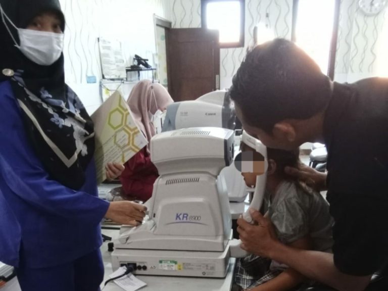 Siswi SD, SAH saat memeriksa mata di salah satu rumah sakit. (Foto: Ist/Infogresik)