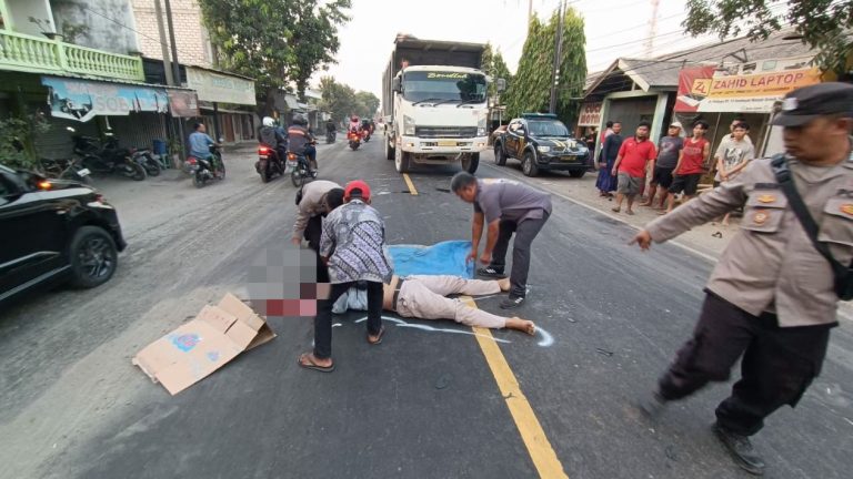 Tabrakan di Jalan Raya Sembayat, 1 Meninggal 2 Luka-luka Proses evakuasi Yuli Anang Makruf, korban kecelakaan di Jalan Raya Desa Sembayat, Kecamatan Manyar. (Foto: Ist/Infogresik)