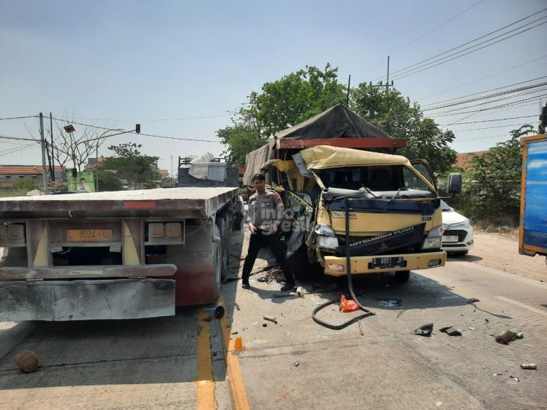Kondisi truk usai tabrakan di Jalan Ambeng-Ambeng Kecamatan Duduksampeyan. (Foto: Ist/Infogresik)