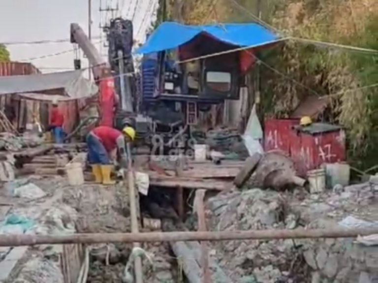 Proses perbaikan pipa Perumda Giri Tirta Gresik di Jl. Raya Sukomulyo Desa No.Km. 24, Tenger, Sukomulyo, Kecamatan Manyar. (Foto: Ist/Infogresik)