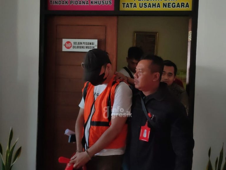 Tersangka HN tertunduk saat akan dibawa ke mobil tahanan menuju Lapas Banjarsari Cerme. (Foto: Khanif Rosidin/Infogresik)