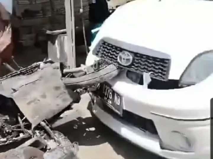 Salip Truk, Mobil Tabrak Pengendara Sepeda Motor di Jalan Raya Tebaloan Kondisi sepeda motor korban kecelakaan di Jalan Raya Tebaloaan menempel di mobil. (Foto: Ist/Infogresik)