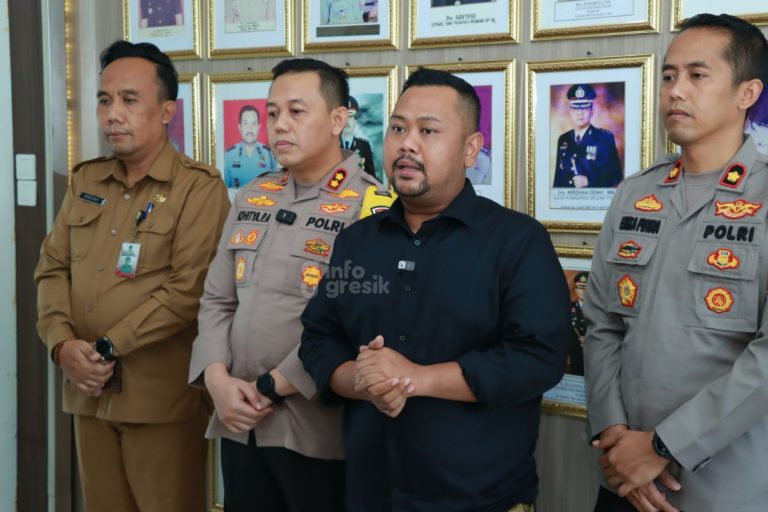Presiden Gresik United Fandi Akhmad Yani didampingi Kapolres Gresik AKBP Adhitya Panji Anom, Wakapolres Gresik Kompol Erika Purwana Putra dan Kadisparekrafbudpora drg Syaifudin Ghozali saat di Mapolres Gresik. (Foto: Ist/Infogresik)