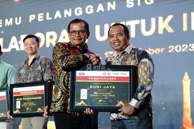Kuasai 61% Pasar Semen di Jatim, SIG Beri Penghargaan untuk Toko Retail Direktur Utama SIG, Donny Arsal (kiri) memberikan penghargaan Best Customer kepada pemilik Toko Bangunan Budi Jaya, Chamsu Ghendik (kanan), di Ballroom Shangri-La Hotel, Surabaya. (Foto: Ist/Infogresik)