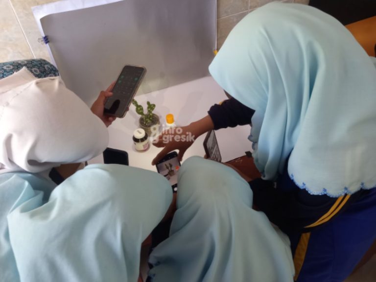 MA Ma’arif Miftahul Ulum Bungah Ajak 80 Siswa Belajar Digital Marketing Peserta Workshop Digital Marketing untuk Generasi Z praktek foto produk. (Foto: Ist/Infogresik)
