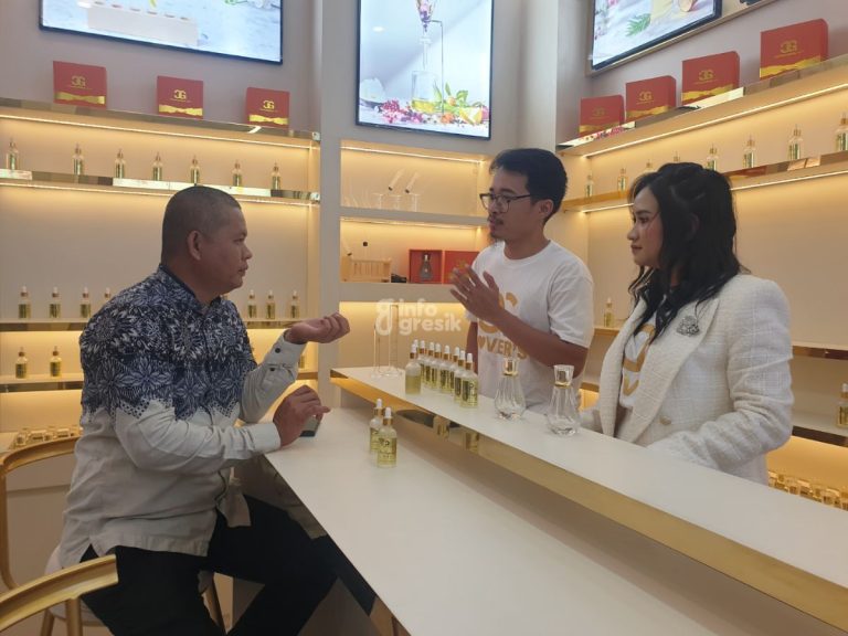 Beli Parfum di Copa Gabana Exclusive Store, Customer Bisa Racik Parfum Sendiri Direktur Utama Copa Gabana, Alief Haqieqy (kanan) dan Manager Store Copa Gabana, Rahmad Mar'i Adha saat sedang melayani customer di ruang VIP. (Foto: Khanif Rosidin/Infogresik)