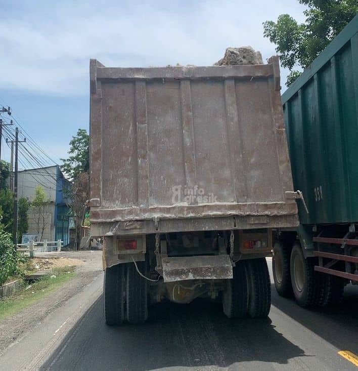 Dishub Gresik Kembali Imbau Dumptruk Patuhi Aturan Jam Operasional, Warga Pesimis Dapat Terlaksana Salah satu truk muatan galian c tanpa penutup terpal di Jalan Raya Daendels Kecamatan Sidayu. (Foto: Khanif Rosidin/Infogresik)