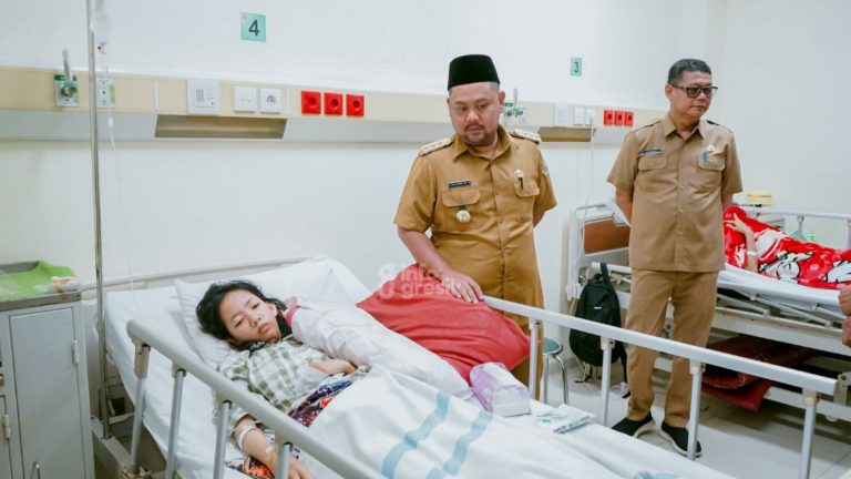 Dampak Gempa Bawean 17.644 Orang Mengungsi, Bupati Gresik Pastikan Biaya Berobat Korban Luka Gratis Bupati Gresik Fandi Akhmad Yani saat menjenguk salah satu korban gempa bawean di RSUD Ibnu Sina. (Foto: Ist/Infogresik)