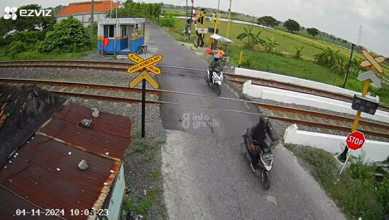 Tangkapan layar CCTV saat pencuri sepeda motor meninggalkan Desa Tumapel, Kecamatan Duduksampeyan, Gresik. (Foto: Ist/Infogresik)