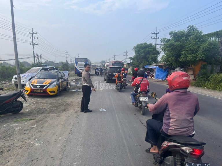 Terjatuh Saat Salip dari Kiri, Pengendara Motor Tewas Tertabrak Truk Tronton di Manyar Petugas Satlantas Polres Gresik menunjukan lokasi kecelakaan maut di Jalan Raya Desa Leran Kecamatan Manyar. (Foto: Ist/Infogresik)