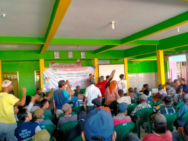 Warga Desa Sidomukti Kecamatan Bungah berteriak-teriak menolak pembangunan TPST saat kegiatan sosialisasi di balai desa setempat. (Foto: Ist/Infogresik)