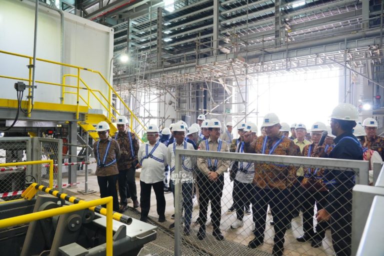 Dibangun Sejak 2021, Smelter Freeport Akhirnya Mulai Beroperasi Menteri Koordinator Bidang Perekonomian Airlangga Hartarto, bersama Menteri Investasi Bahlil Lahadalia, Presiden Direktur PT Freeport Indonesia Tony Wenas, dan rombongan meninjau Anode Casting. (Foto: Ist/Infogresik)