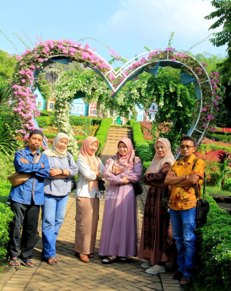 Punya Nama Agus dan Lahir 17 Agustus, Warga Bisa Berwisata di Wagos Secara Gratis Ketua Pengelola Wagos Misbakhud Dawam (kanan) saat bersama para pengunjung. (Foto: Ist/Infogresik)