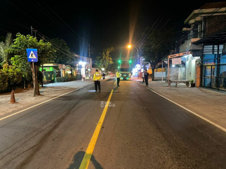 Gagal Salip, Truk Trailer Tabrak Pelajar Hingga Tewas di Kedamean Petugas Satlantas Polres Gresik saat di lokasi kejadian kecelakaan. (Foto: Ist/Infogresik)