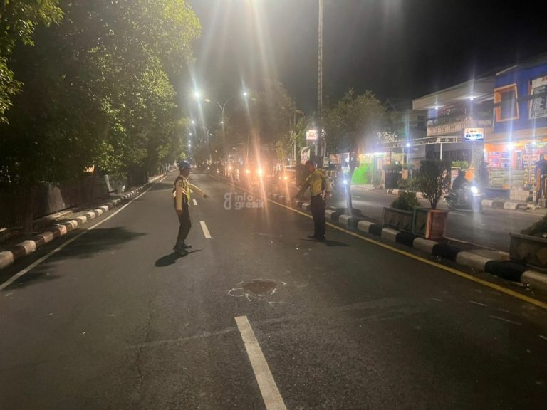 Kurang Perhatikan Arah Depan, Pengendara Sepeda Motor Tabrak Orang Menyebrang di Kebomas Petugas Satlantas Polres Gresik saat mengecek lokasi kecelakaan di Jalan RA Kartini Gresik. (Foto: Ist/Infogresik)