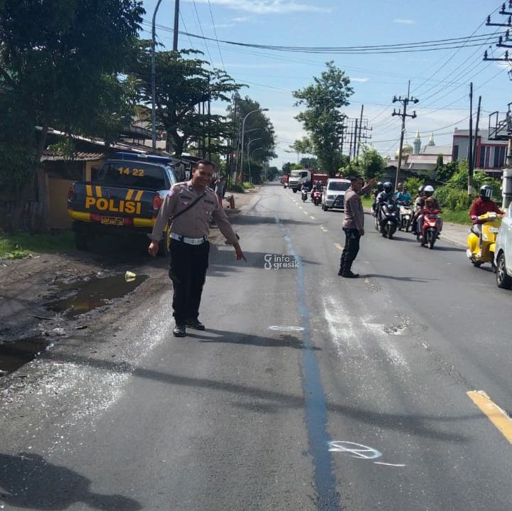 Kecelakaan di Menganti Ternyata Disebabkan Dumptruk Seruduk Mobil, Satu Orang Patah Tulang Kaki Petugas kepolisian saat melakukan olah tempat kejadian kecelakaan. (Foto: Ist/Infogresik)