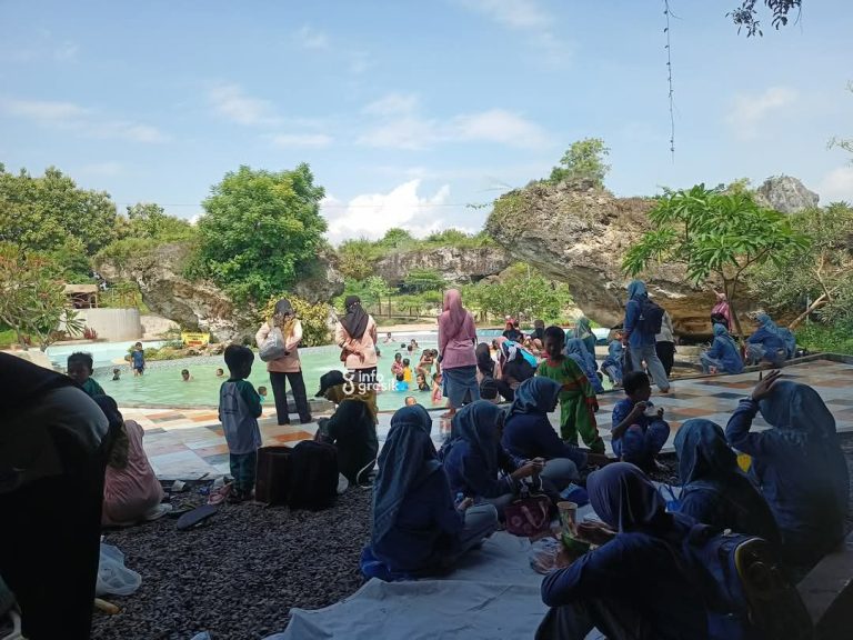 Libur Nataru, Dino Park WGP Panceng Diserbu Ratusan Wisatawan Suasana keramaian Wisata WGP Desa Ketanen, Kec. Panceng. (Foto: Ist/Infogresik)