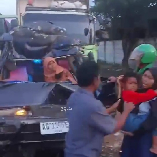 Diduga Gara-gara Ngerem Mendadak, Tiga Kendaraan Terlibat Kecelakaan Beruntun di Menganti Sopir mobil saat memeriksa kondisi balita usai kendaraannya terlibat kecelakaan. (Foto: Ist/Infogresik)