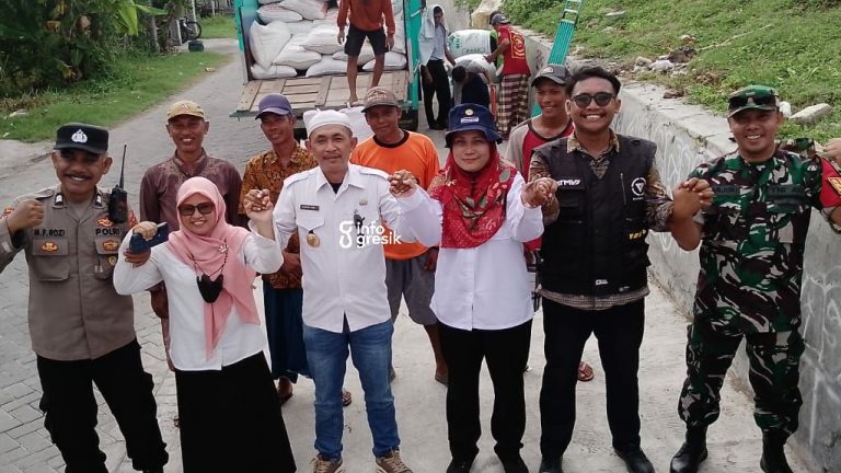Pemdes Morobakung Senang Bisa Bantu Petani Sukseskan Program Ketahanan Pangan Nasional Kades Morobakung Muhammad Askur Farid tampak kompak bersama TNI-Polri dan petani dalam sukseskan program ketahanan pangan nasional. (Foto: Ist/Infogresik)